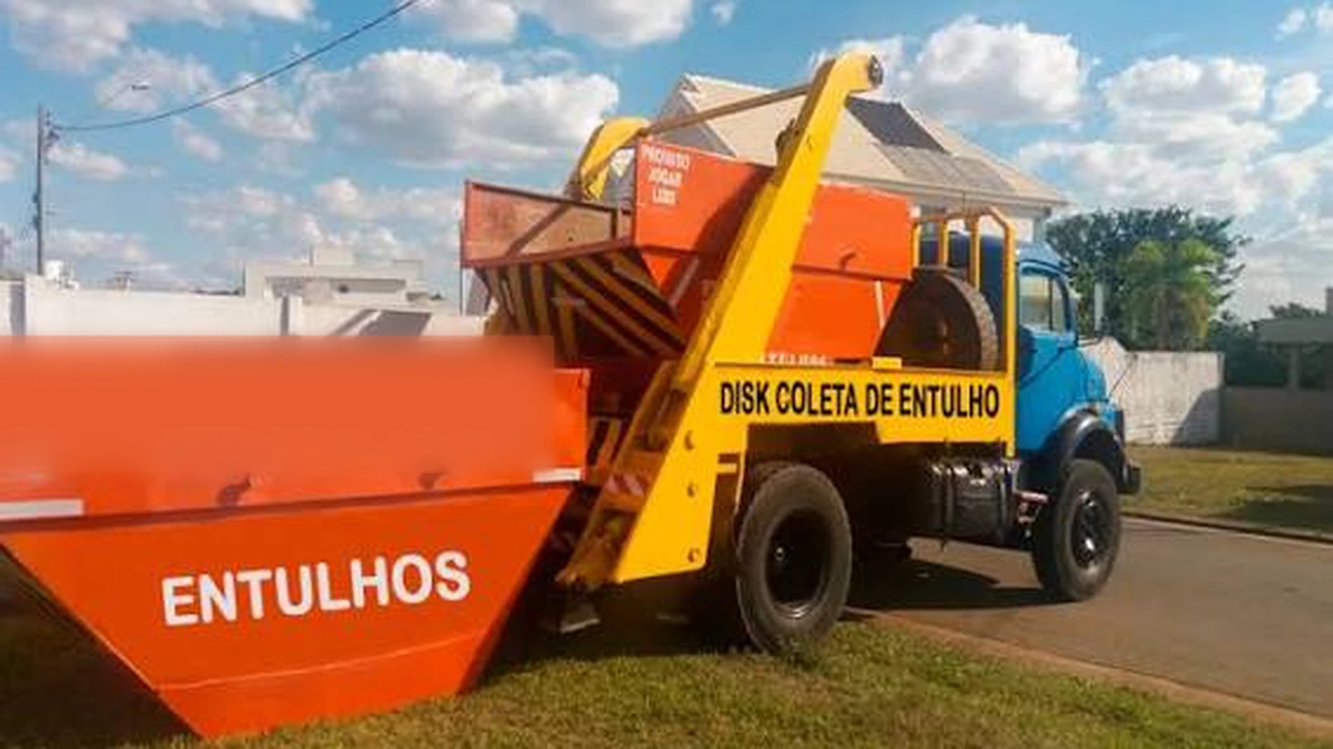 Caminhão de caçamba em rua urbana durante entrega